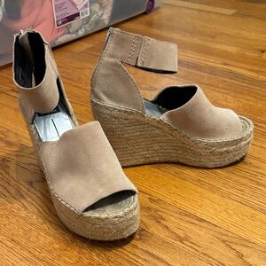 Dolce vita Women's Tan Wedge Sandals